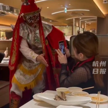 日本女子第一次看到中国国粹变脸时