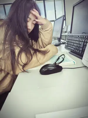 翻看相册的时候,我总会具象的惊讶地意识到我的生命中那些美好的瞬间是真实存在过的,像走马灯一样在我的脑海里重播 我们都不懂时间的重量 所以当离别真正到来的时候只能傻愣愣在原地 人有时候突然变得脆弱 被漫长回忆里某个细节抓住突然陷入深深的沉默 妄想在记忆里刻舟求剑 后来我们才明白 有些东西失去以后 我们唯一能做的就只有怀念#高中生 #女高 #晚安